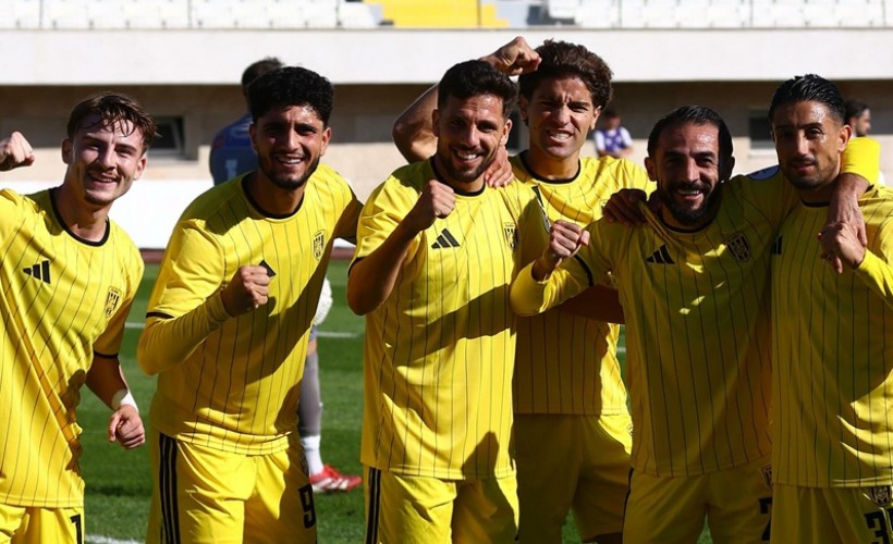 Aliağa FK'nın oyuncuları 3'er 3'er atıyor