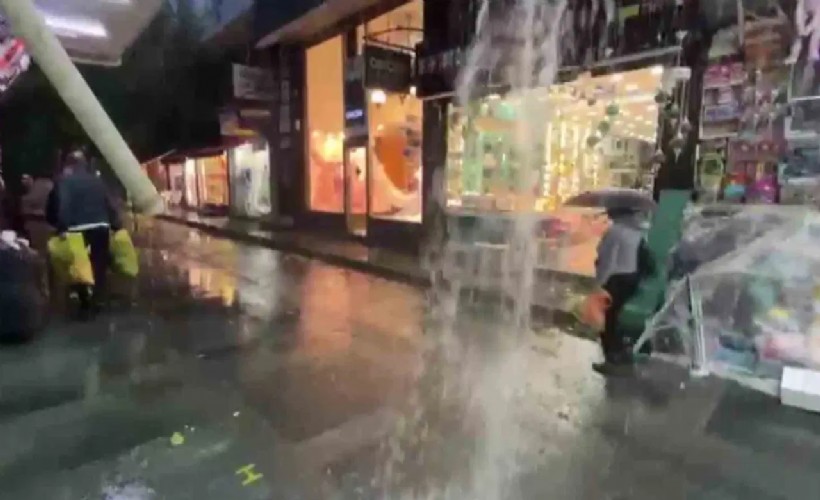 Antalya'yı sağanak ve hortum vurdu: Seralar yerle bir oldu, yollar göle döndü