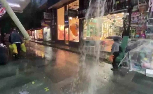 Antalya'yı sağanak ve hortum vurdu: Seralar yerle bir oldu, yollar göle döndü