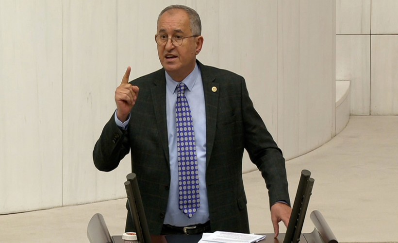 Atila Sertel'den Cemil Tugay'a veryansın: 'Dün sövdüğüne bugün övgü düzüyor'