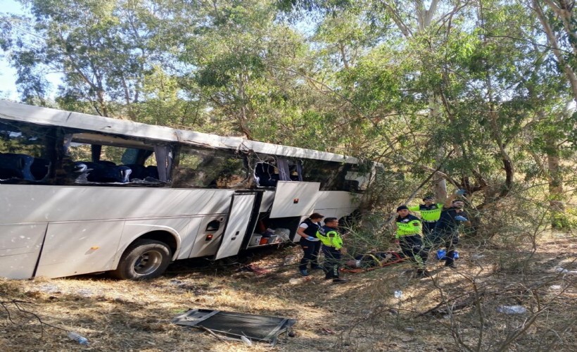 Aydın-İzmir otoyolunda tur otobüsüyle minibüs çarpıştı; 2 kardeş öldü, 9 yaralı