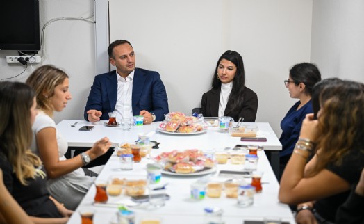 Başkan Eşki yurtta kalan kız öğrencileri ziyaret: Ben sadece belediye başkanı değil, sizin abinizim