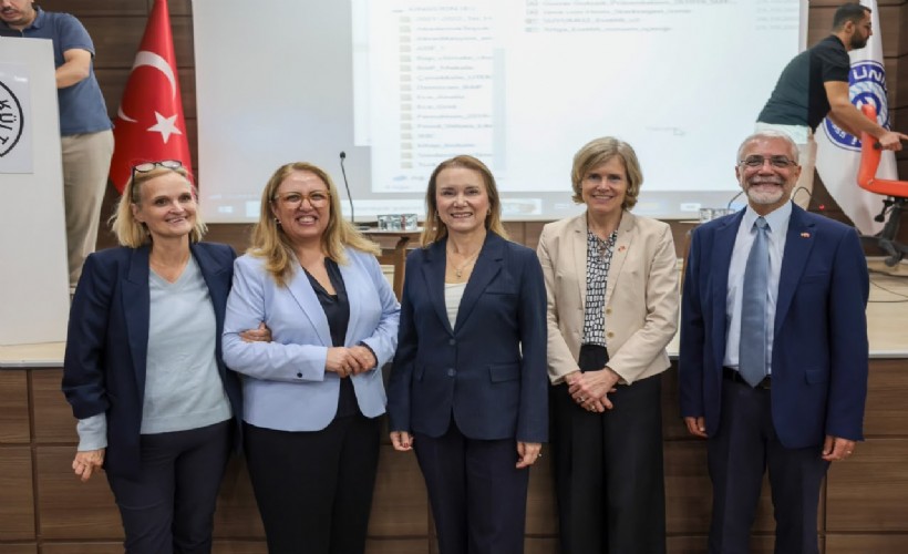 Başkan Mutlu, Konak’ın dirençli kent vizyonunu uluslararası konferansta anlattı