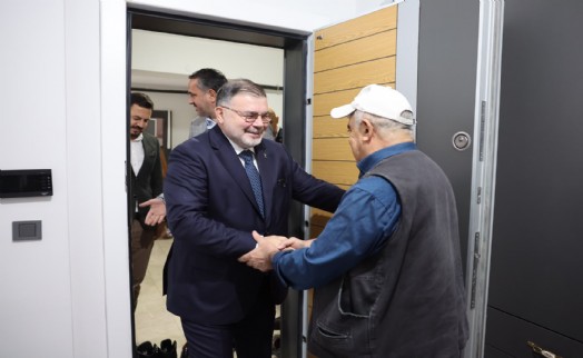 AK Partili Saygılı, Bayraklı’da depremzede aileleri ziyaret etti!