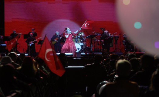 Bayraklı'da Cumhuriyet coşkusu kortej ve Candan Erçetin'le taçlandı