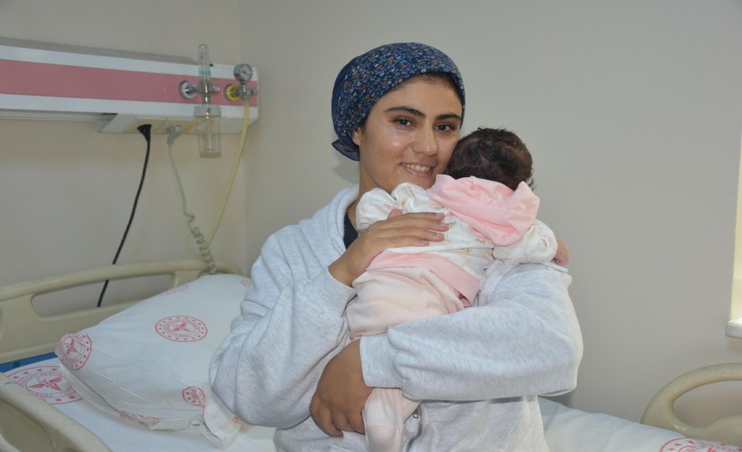 Behçet Uz bir bebeğin daha hayatını kurtardı: Alya Bebek 41 gün sonra annesinin kucağında