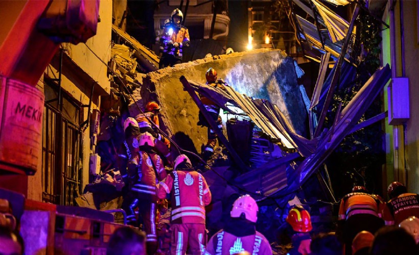 Beyoğlu'nda 5 katlı metruk bina çöktü