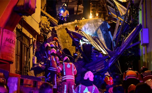 Beyoğlu'nda 5 katlı metruk bina çöktü