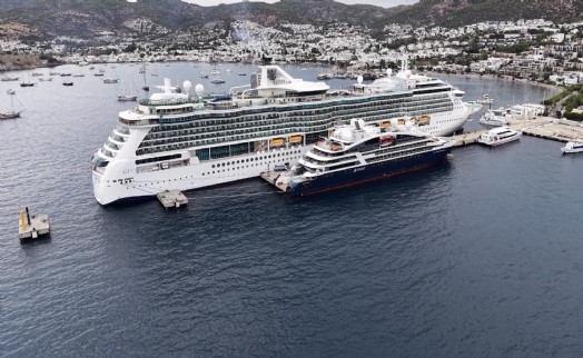 Bodrum'a 2 kruvaziyer ile 2 bin 437 turist geldi