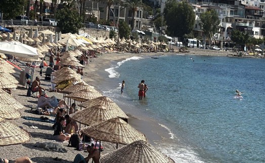 Bodrum'da ekim ayında turistlerin deniz keyfi