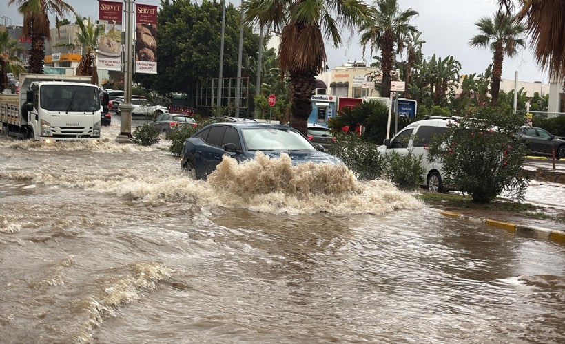 Bodrum'da sağanak klasiği: Cadde ve sokaklar göle döndü