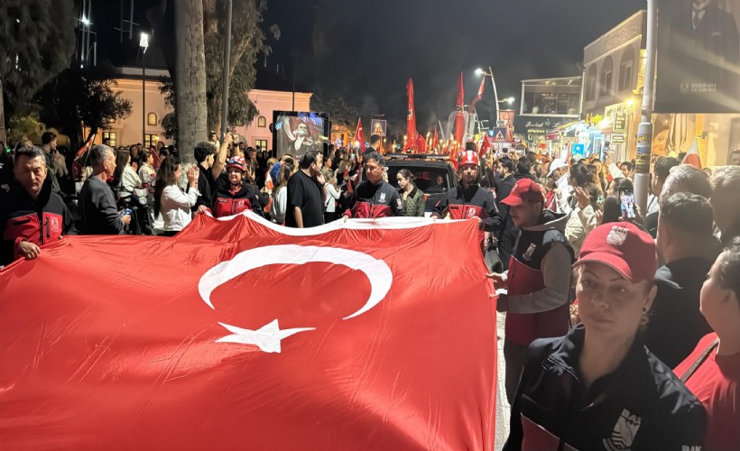 Bodrum'da Cumhuriyet coşkusu, binlerce kişi fener alayında yürüdü