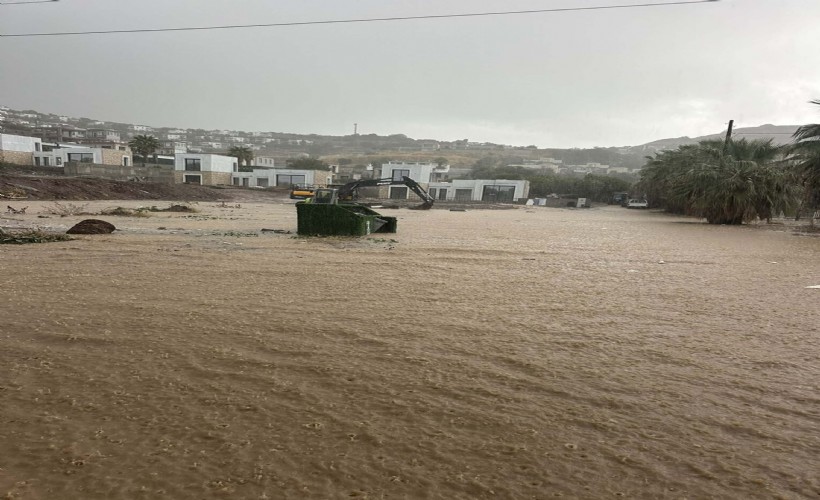 Bodrum’da sağanak kabusu: Yollar göle döndü, iş yerlerini su bastı