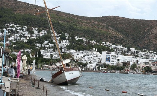 Bodrum'da yelkenli tekne karaya oturdu