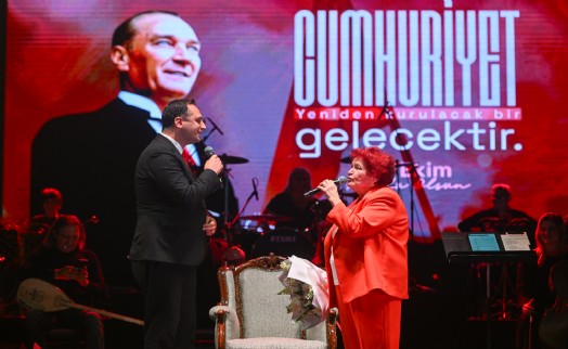 Bornova'da Selda Bağcan Cumhuriyet coşkusunu zirveye taşıdı