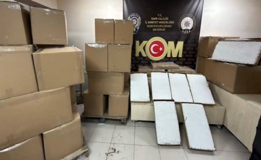 Bornova'da milyonluk kaçak makaron operasyonu