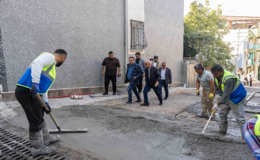 Bornova'da yol çalışmaları tüm hızıyla sürüyor
