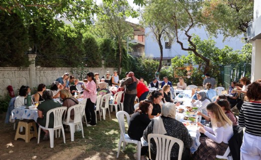 Buca’da kursiyerlerden renkli bahçe buluşması