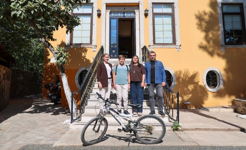 Buca’nın kitap kurdu Ömer geleceğe pedal çeviriyor