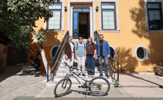 Buca'nın kitap kurdu Ömer geleceğe pedal çeviriyor