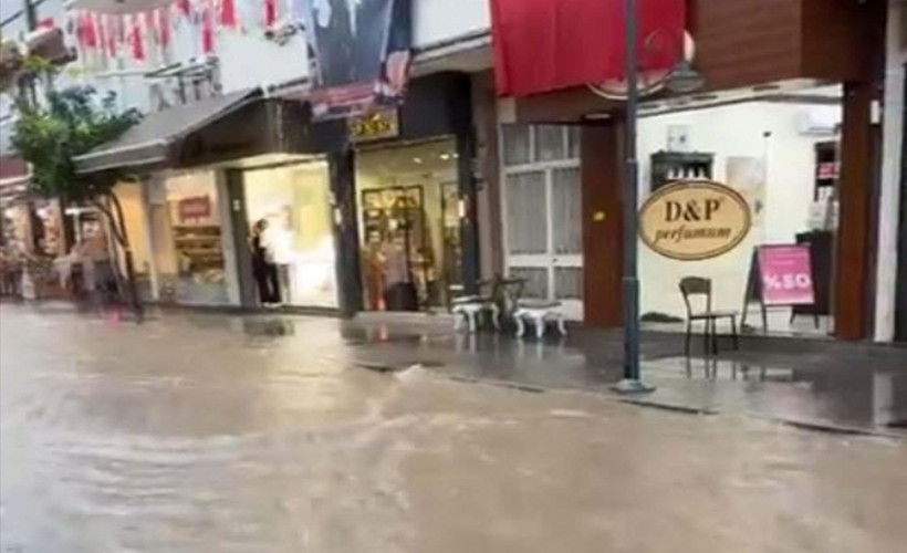 Çeşme'de sağanak, yaşamı olumsuz etkiledi