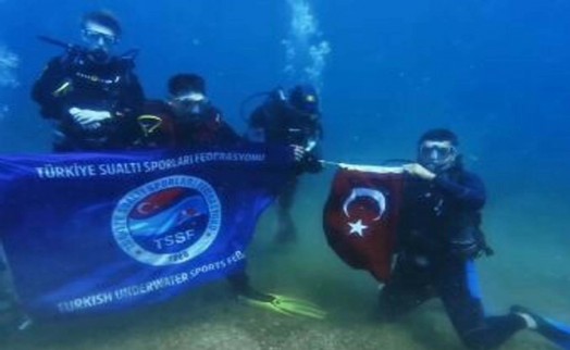 Cumhuriyet Bayramı'nı su altında Türk bayrağı açarak kutladılar