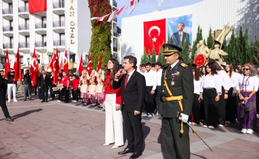 Cumhuriyetin 103. yılı Çeşme'de büyük coşkuyla kutlandı