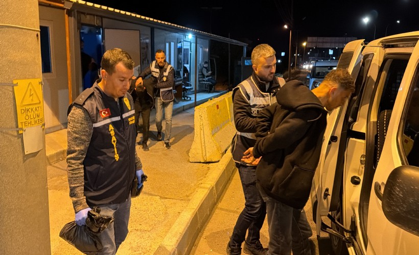 Denizli'de polis kılığında dolandırıcılık yapan şüpheliler Kütahya'da yakalandı