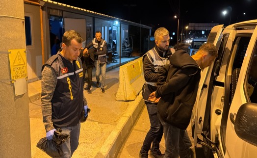 Denizli'de polis kılığında dolandırıcılık yapan şüpheliler Kütahya'da yakalandı