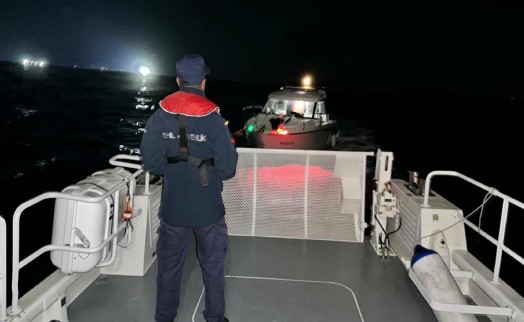 Didim açıklarında sürüklenen teknedeki 3 kişi kurtarıldı