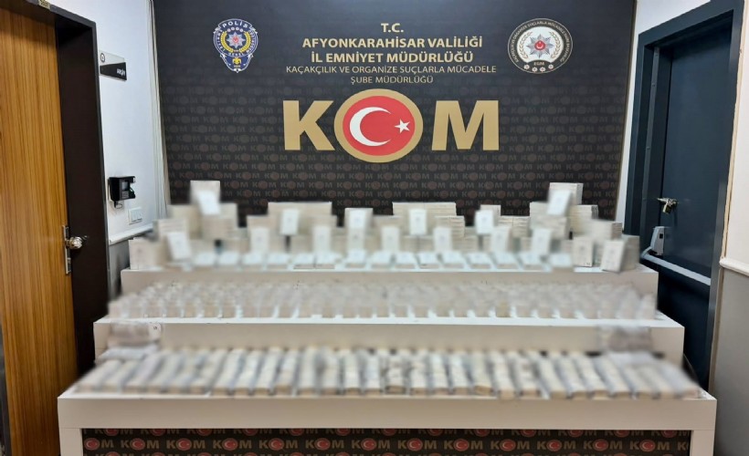 Durdurulan araçtan kaçak telefon aksesuarları çıktı