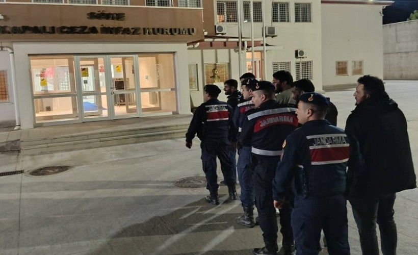 Durdurulan minibüste 20 kaçak göçmen yakalandı; 5 organizatör tutuklandı
