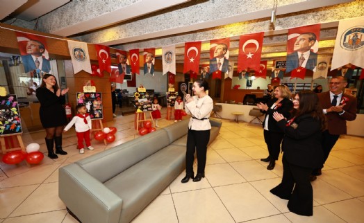 Efes Selçuk'ta Cumhuriyet coşkusu çocukların sürpriziyle başladı