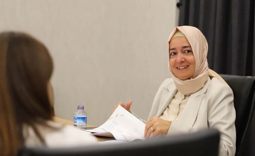 Emir'den aynı anda 3 yerde çalışan Fatma Betül Sayan'a kritik soru: Cerrahpaşa Tıp'ı nasıl bitirdi?