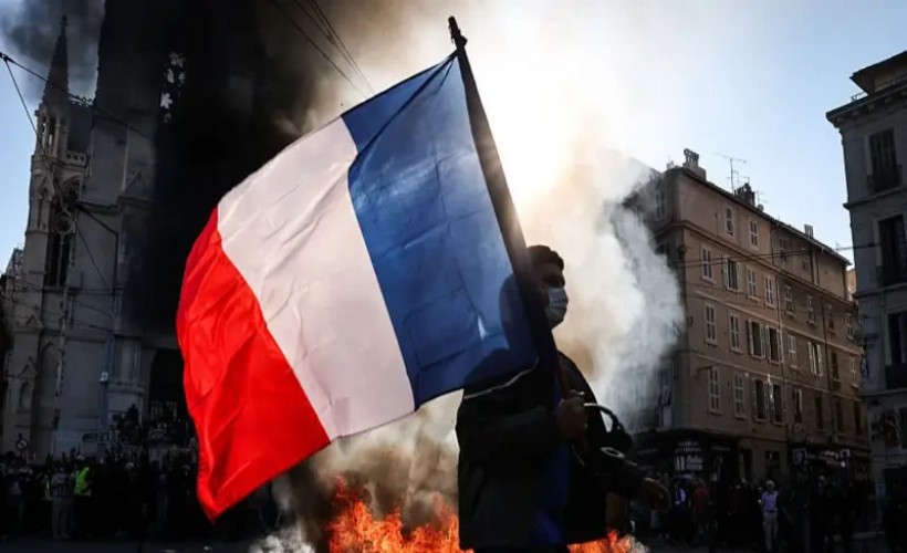Fransa’da protesto krizi: İçişleri Bakanı istifa etti, Macron reddetti