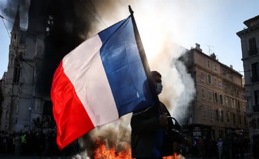 Fransa'da protesto krizi: İçişleri Bakanı istifa etti, Macron reddetti
