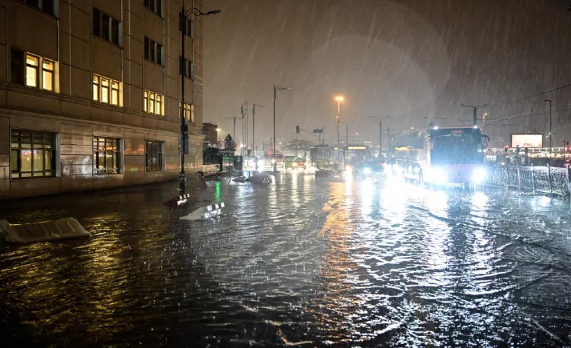 İstanbul’da sağanak faciası: 14 yaşındaki çocuk elektrik akımına kapılarak hayatını kaybetti!