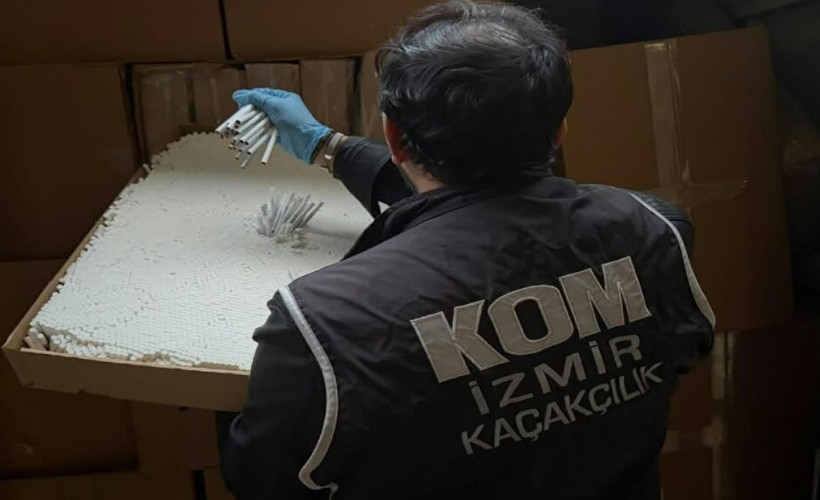 İzmir'de 2 milyon 160 bin dolu makaron ele geçirildi: Minibüsü depo olarak kullanmışlar!