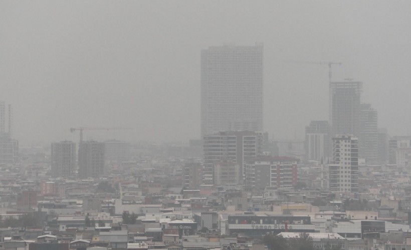 İzmir'i sis bulutu kapladı
