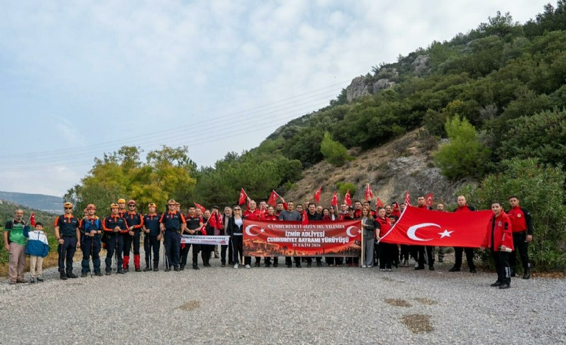 İzmir kamu personelinden Cumhuriyet Bayramı Yürüyüşü