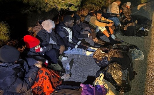 İzmir'de 16 kaçak göçmen yakalandı: Organizatör tutuklandı