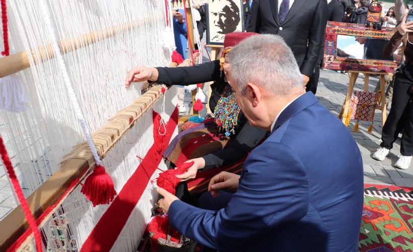 İzmir’de Cumhuriyet coşkusu başladı: Bayrağa ilk ilmek Vali Elban’dan