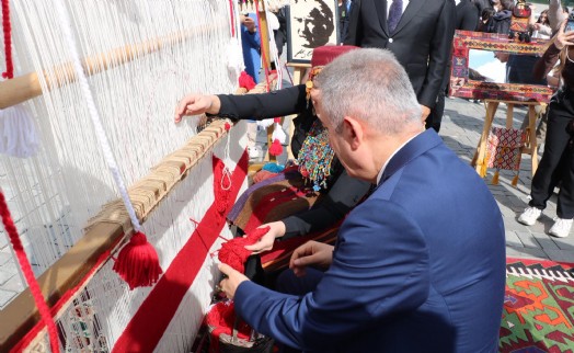 İzmir'de Cumhuriyet coşkusu başladı: Bayrağa ilk ilmek Vali Elban'dan