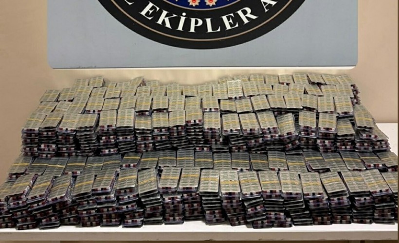 İzmir’de peş peşe uyuşturucu operasyonları: 62 bin 384 sentetik hap ele geçirildi