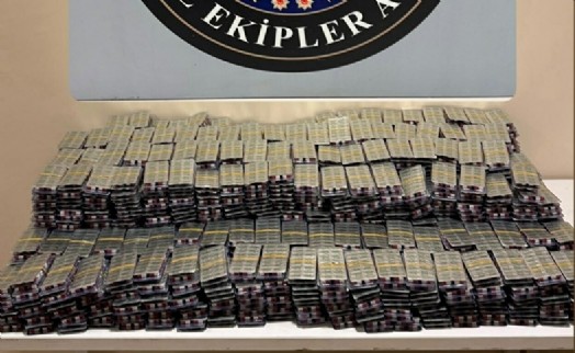 İzmir'de peş peşe uyuşturucu operasyonları: 62 bin 384 sentetik hap ele geçirildi