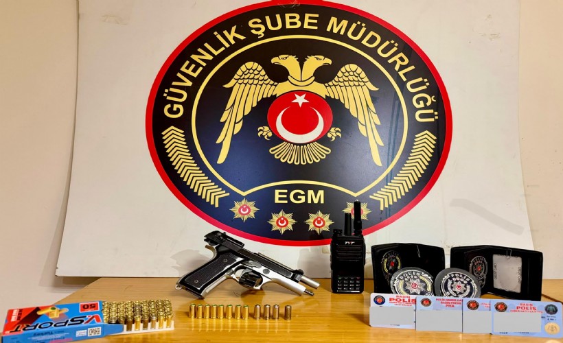 İzmir’de sanal medyada polis armasıyla silah teşhiri yapan şüpheliye gözaltı