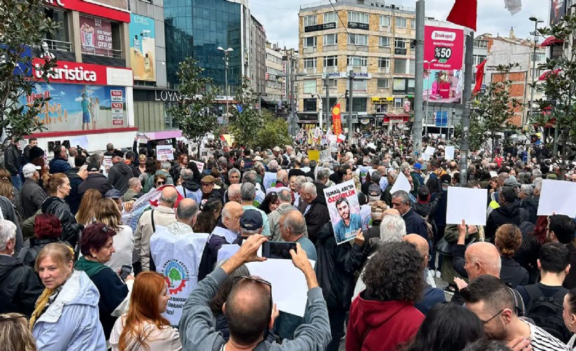 Kadıköy'de yüzlerce kişi yürüdü: Tutuklu gazeteciler için 'Burada!' sesleri yükseldi