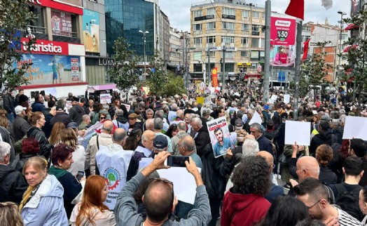 Kadıköy'de yüzlerce kişi yürüdü: Tutuklu gazeteciler için 'Burada!' sesleri yükseldi