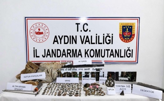 Karacasu'da 157 sikke ve tarihi objeler ele geçirildi