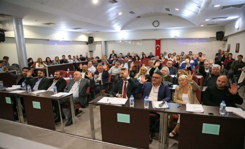 Karşıyaka Belediye Meclisi'nde şok istifalar! 5 meclis üyesi partisinden istifa etti